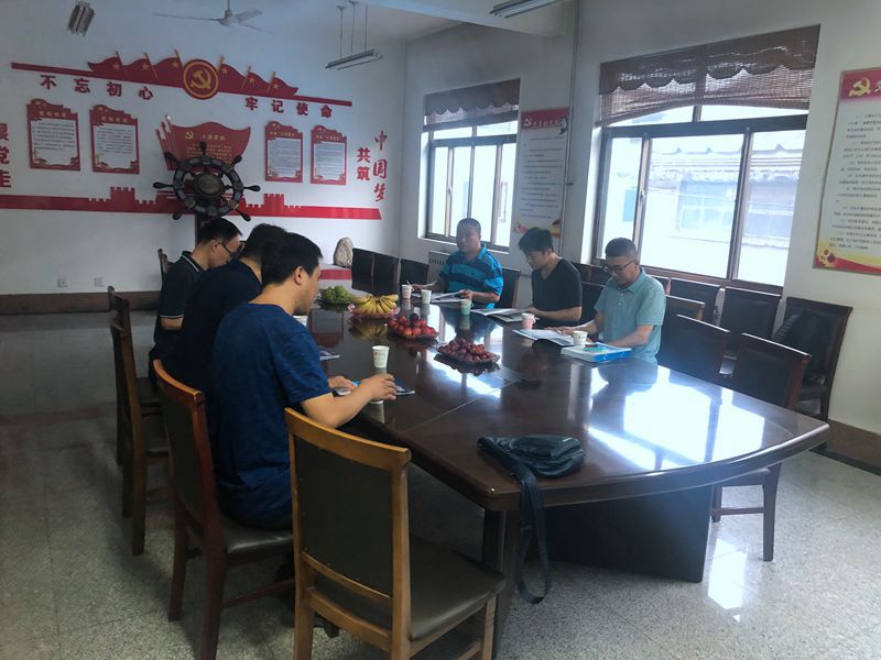 河南的孫總和丁總，濰坊張總來(lái)我廠(chǎng)考察400鏈軌全液壓動(dòng)力頭型鉆機(jī)